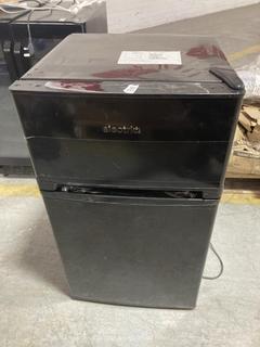 Lot 651  
            Chesterfield SR35 - Collection or Optional Delivery Available 

                
ELECTRIQ UNDER COUNTER FREESTANDING FRIDGE FREEZER IN BLACK - MONO EIQUFFB - ORIG...
