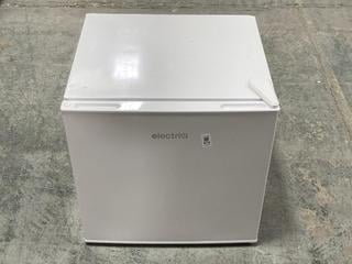 Lot 675  
            Chesterfield SR35 - Collection or Optional Delivery Available 

                
ELECTRIQ UNDERCOUNTER FREEZER IN WHITE MODEL NO. - EIQ35TTFZ (LOCATION: SR35)