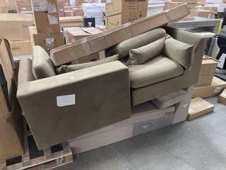Lot 700  
            Chesterfield SR35 - Collection 

                
3 X SOFA PARTS TO INCLUDE LEFT SIDE GREEN SOFA PART (COLLECTION ONLY ) (LOCATION:...