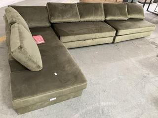 Lot 706  
            Chesterfield SR35 - Collection or Optional Delivery Available 

                
4 SEATER LEFT HAND CORNER SOFA IN GREEN (LOCATION: SR35)