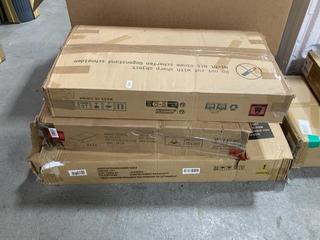 Lot 153  
            Chesterfield SR36 - Collection or Optional Delivery Available 

                
3 X ASSORTED ITEMS TO INCLUDE AVERY EXTENDING DINING TABLE IN OAK EFFECT (LOCATIO...