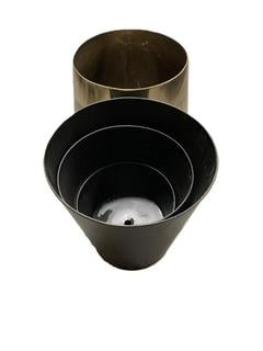 Lot 327  
            Chesterfield SR36 - Collection or Optional Delivery Available 

                
3 X ASSORTED PLANT POTS TO INCLUDE PLANT POT IN BLACK (LOCATION: SR36 A1)