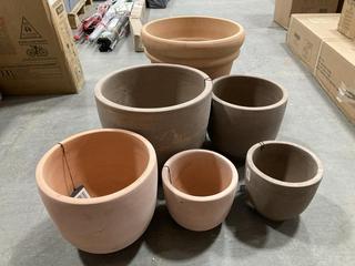 Lot 337  
            Chesterfield SR36 - Collection Only 

                
6 X ASSORTED PLANT POTS TO INCLUDE PLANT POT IN BROWN (COLLECTION ONLY) (LOCATION...