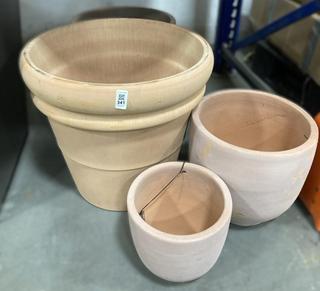 Lot 341  
            Chesterfield SR36 - Collection Only 

                
ASSORTED PLANT POTS TO INCLUDE PLANT POTS IN BROWN (COLLECTION ONLY) (LOCATION: S...