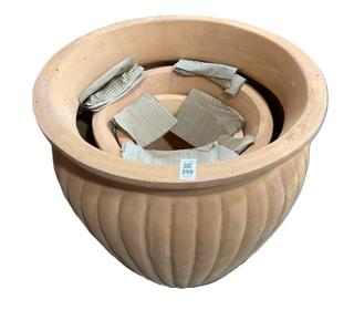 Lot 350  
            Chesterfield SR36 - Collection Only 

                
3 X PLANT POTS IN ORANGE (COLLECTION ONLY) (LOCATION: SR36 A2)