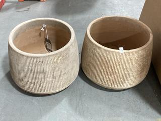 Lot 352  
            Chesterfield SR36 - Collection Only 

                
2 X ;LARGE PLANTERS IN LIGHT BROWN (COLLECTION ONLY) (LOCATION: SR36 A2)