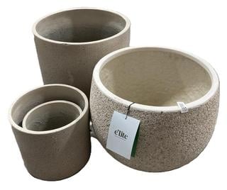 Lot 354  
            Chesterfield SR36 - Collection Only 

                
4 X ASSORTED PLANT POTS TO INCLUDE PLANT POT IN CREAM (LOCATION: SR36 A2)