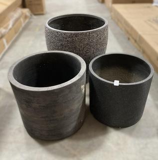 Lot 355  
            Chesterfield SR36 - Collection Only 

                
3 X ASSORTED PLANT POTS IN GREY (COLLECTION ONLY) (LOCATION: SR36 A2)