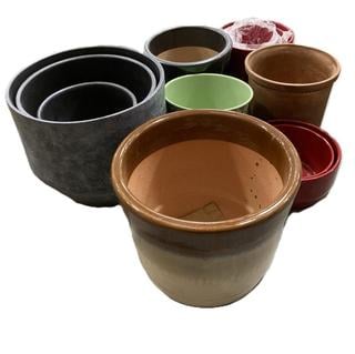 Lot 357  
            Chesterfield SR36 - Collection Only 

                
ASSORTED PLANT POTS TO INCLUDE PLANT POT IN RED (COLLECTION ONLY) (LOCATION: SR36...