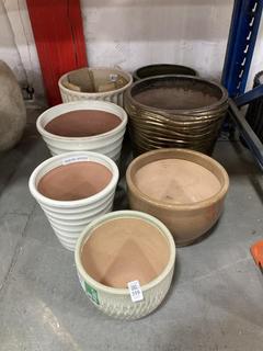 Lot 359  
            Chesterfield SR36 - Collection Only 

                
ASSORTED PLANT POTS TO INCLUDE PLANT POT IN GREEN (COLLECTION ONLY) (LOCATION: SR...