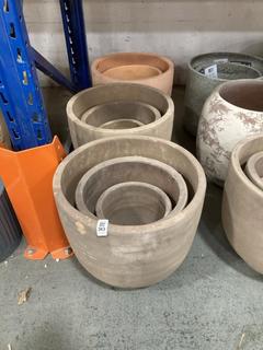 Lot 363  
            Chesterfield SR36 - Collection Only 

                
ASSORTED PLANT POTS TO INCLUDE PLANT POT IN BROWN (COLLECTION ONLY) (LOCATION: SR...