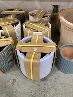 Lot 365  
            Chesterfield SR36 - Collection Only 

                
ASSORTED PLANT POTS TO INCLUDE PLANT POT IN PURPLE (COLLECTION ONLY) (LOCATION: S...