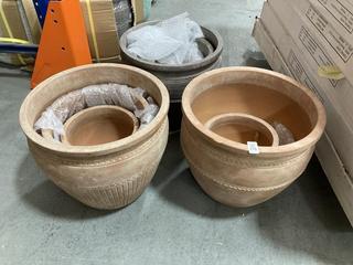 Lot 370  
            Chesterfield SR36 - Collection Only 

                
ASSORTED PLANT POTS TO INCLUDE PLANT POTS IN ORANGE (COLLECTION ONLY) (LOCATION: ...
