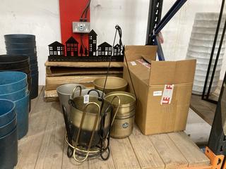Lot 391  
            Chesterfield SR36 - Collection Only 

                
ASSORTED PLANT POT TO INCLUDE PLANT POT IN BLACK AND GOLD (COLLECTION ONLY) (LOCA...