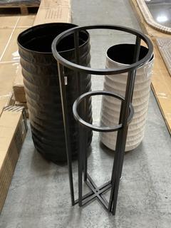 Lot 392  
            Chesterfield SR36 - Collection Only 

                
3 X ASSORTED ITEMS TO INCLUDE LARGE PLANT POT IN BLACK (COLLECTION ONLY) (LOCATIO...