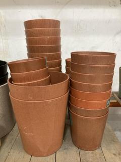Lot 394  
            Chesterfield SR36 - Collection Only 

                
ASSORTED ITEMS TO INCLUDE BRICK RED PLANT POT (COLLECTION ONLY) (LOCATION: SR36 A13)