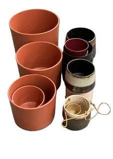 Lot 396  
            Chesterfield SR36 - Collection Only 

                
ASSORTED PLANT POTS TO INCLUDE PLANT POT IN DARK RED (COLLECTION ONLY) (LOCATION:...