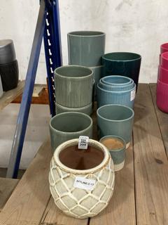 Lot 398  
            Chesterfield SR36 - Collection Only 

                
ASSORTED PLANT POTS TO INCLUDE PLANT POT IN GREEN (COLLECTION ONLY) (LOCATION: SR...