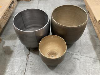 Lot 402  
            Chesterfield SR36 - Collection Only 

                
ASSORTED ITEM TO INCLUDE LARGE ROUND METAL PLANTER IN SILVER (COLLECTION ONLY) (L...