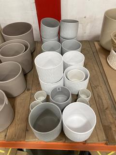 Lot 404  
            Chesterfield SR36 - Collection Only 

                
ASSORTED PLANT POTS TO INCLUDE PLANT POT IN WHITE (COLLECTION ONLY) (LOCATION: SR...