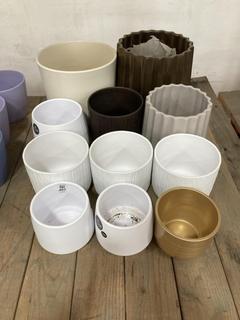 Lot 407  
            Chesterfield SR36 - Collection Only 

                
ASSORTED PLANT POTS TO INCLUDE PLANT POT IN WHITE (COLLECTION ONLY) (LOCATION: SR...