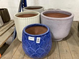 Lot 408  
            Chesterfield SR36 - Collection Only 

                
ASSORTED PLANT POTS TO INCLUDE PLANT POT IN BLUE (COLLECTION ONLY) (LOCATION: SR3...