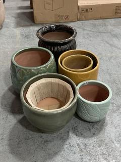 Lot 409  
            Chesterfield SR36 - Collection Only 

                
ASSORTED PLANT POTS TO INCLUDE PLANT POT IN BLACK (COLLECTION ONLY) (LOCATION: SR...