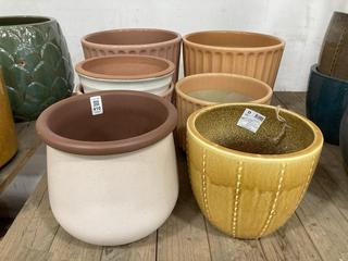 Lot 410  
            Chesterfield SR36 - Collection Only 

                
ASSORTED PLANT POTS TO INCLUDE PLANT POT IN YELLOW (COLLECTION ONLY) (LOCATION: S...