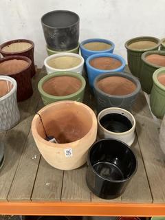 Lot 417  
            Chesterfield SR36 - Collection Only 

                
ASSORTED PLANT POTS TO INCLUDE PLANT POT IN GREEN (COLLECTION ONLY) (LOCATION: SR...
