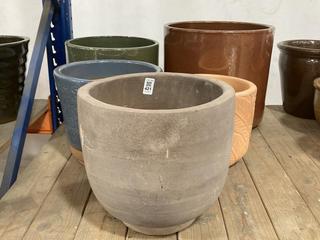 Lot 421  
            Chesterfield SR36 - Collection Only 

                
ASSORTED PLANT POTS TO INCLUDE PLANT POT IN GREEN (COLLECTION ONLY) (LOCATION: SR...
