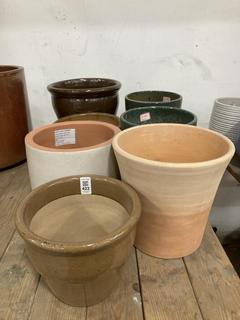 Lot 422  
            Chesterfield SR36 - Collection Only 

                
ASSORTED PLANT POTS TO INCLUDE PLANT POT IN GREEN (COLLECTION ONLY) (LOCATION: SR...