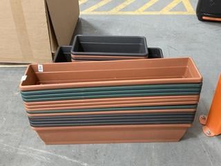Lot 425  
            Chesterfield SR36 - Collection Only 

                
ASSORTED PLANTERS TO INCLUDE BLACK PLANTER (COLLECTION ONLY) (LOCATION: SR36 A1)