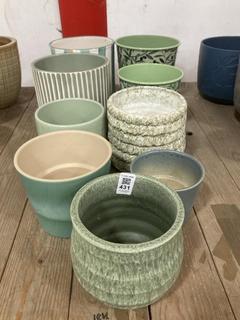 Lot 431  
            Chesterfield SR36 - Collection Only 

                
ASSORTED PLANT POTS TO INCLUDE PLANT POT IN GREEN (COLLECTION ONLY) (LOCATION: SR...