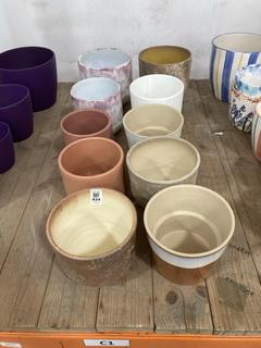 Lot 434  
            Chesterfield SR36 - Collection Only 

                
ASSORTED PLANT POTS TO INCLUDE PLANT POT IN WHITE (COLLECTION ONLY) (LOCATION: SR...