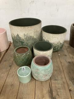 Lot 436  
            Chesterfield SR36 - Collection Only 

                
ASSORTED PLANT POTS TO INCLUDE PLANT POT IN GREEN (COLLECTION ONLY) (LOCATION: SR...