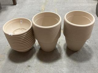 Lot 447  
            Chesterfield SR36 - Collection Only 

                
ASSORTED PLANT POTS TO INCLUDE PLANT POT IN OFF CREAM (COLLECTION ONLY) (LOCATION...