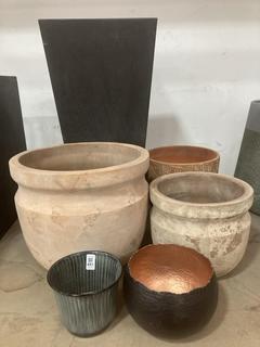 Lot 451  
            Chesterfield SR36 - Collection Only 

                
ASSORTED PLANT POTS TO INCLUDE PLANT POT IN BLACK (COLLECTION ONLY) (LOCATION: SR...