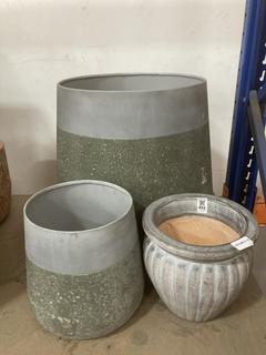 Lot 452  
            Chesterfield SR36 - Collection Only 

                
3 X ASSORTED PLANT POTS TO INCLUDE PLANT POT IN FADED BLUE (COLLECTION ONLY) (LOC...