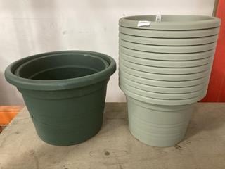 Lot 454  
            Chesterfield SR36 - Collection Only 

                
ASSORTED PLANT POTS TO INCLUDE PLANT POT IN GREEN (COLLECTION ONLY) (LOCATION: SR...