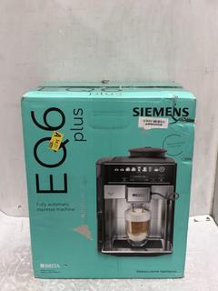 Lot 108  
            Chesterfield SR45 - Parcel Delivery Only 

                
SIEMENS EQ PLUS S300 FULLY AUTOMATIC BEAN TO CUP ESSPRESSO COFFEE MACHINE ORIGINA...