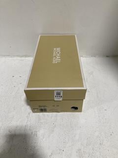 Lot 1119  
            Chesterfield SR45 - Parcel Delivery Only 

                
MICHAEL KORS PORTIA SLIDE BOMBE LEATHER UK SIZE 7 (LOCATION: H4)