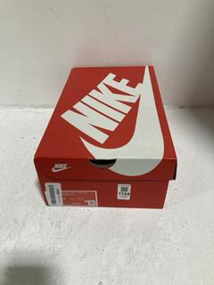 Lot 1124  
            Chesterfield SR45 - Parcel Delivery Only 

                
NIKE WMNS NIKE COURT VISION MID TRAINERS UK SIZE 5 (LOCATION: H4)