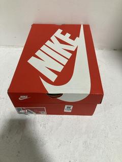 Lot 1125  
            Chesterfield SR45 - Parcel Delivery Only 

                
NIKE COURT VISION UK SIZE 11 TRAINERS IN SMOKE GREY(LOCATION: H4)