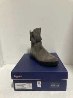 Lot 1135  
            Chesterfield SR45 - Parcel Delivery Only 

                
LEGERO GORETEX BOOTS UK SIZE 6.5 (LOCATION: H4)