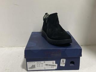 Lot 1138  
            Chesterfield SR45 - Parcel Delivery Only 

                
CARPRICE BLACK BOOTS UK SIZE 6.5 (LOCATION: H4)
