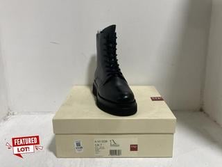 Lot 1139  
            Chesterfield SR45 - Parcel Delivery Only 

                
HOGL UK SIZE 7 COSYCALF-LEDER BLACK BOOTS (LOCATION: H4)