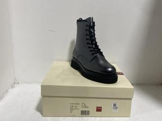 Lot 1140  
            Chesterfield SR45 - Parcel Delivery Only 

                
HOGL UK SIZE 7.5 UK SIZE 7.5 STEEL BOOTS (LOCATION: H4)