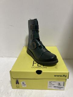 Lot 1146  
            Chesterfield SR45 - Parcel Delivery Only 

                
FLY LONDON SC0P110FLY RUG PETROL UE 40 BOOTS (LOCATION: H4)