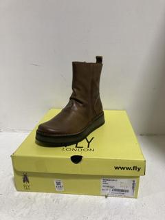 Lot 1147  
            Chesterfield SR45 - Parcel Delivery Only 

                
FLY LONDON REN0053FLY RUG CAMEL EU 37 BOOTS (LOCATION: H4)