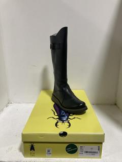 Lot 1148  
            Chesterfield SR45 - Parcel Delivery Only 

                
FLY LONDON MOL 2 RUG BLACK BOOTS EU 39 (LOCATION: H4)